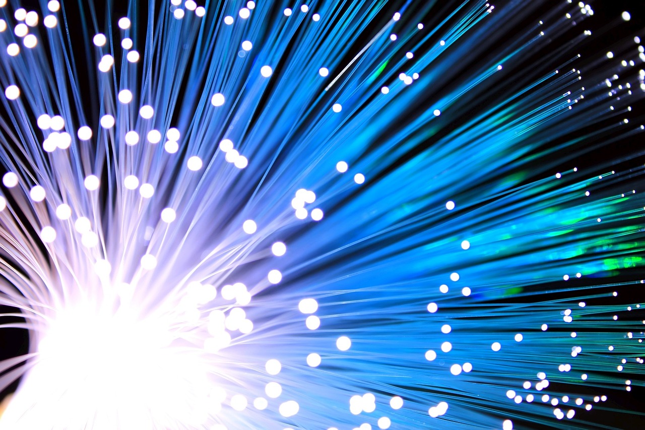 Fibra ótica azul representando a conexão e o fluxo de autoridade entre sites via backlinking