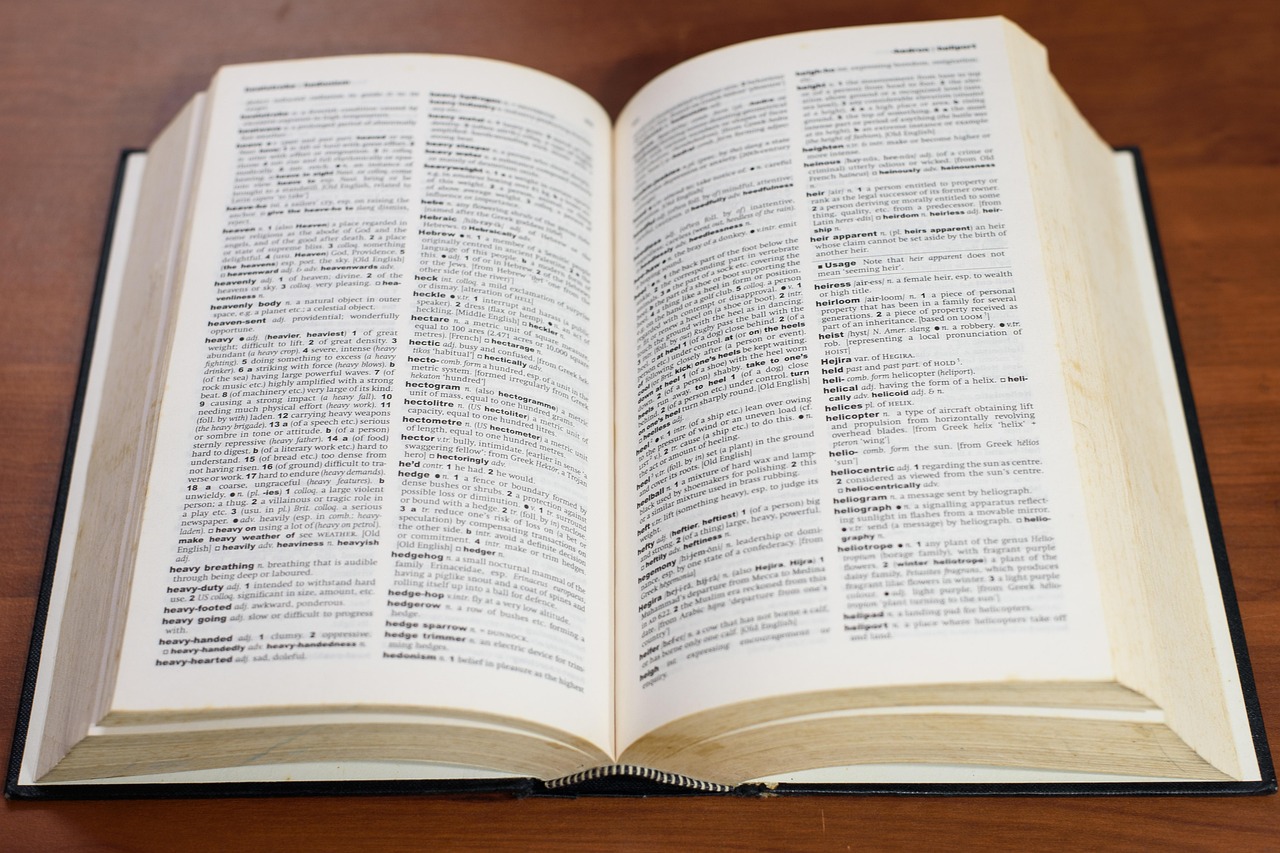 Livro e caneta representando exemplo de campo semântico aplicado a estudo de língua portuguesa