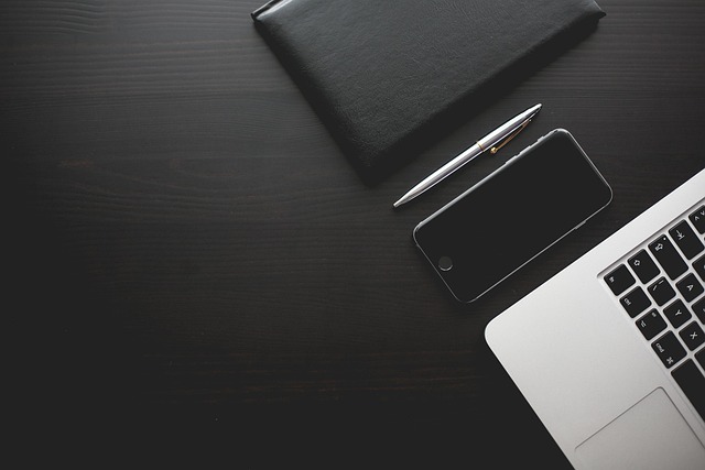 Profissional trabalhando em escritório com smartphone representando rotina de especialista em SEO