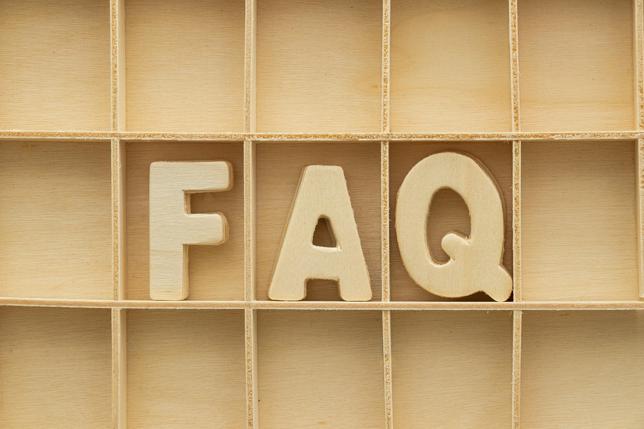 Placa indicativa com perguntas e respostas representando uma seção de FAQ perguntas frequentes