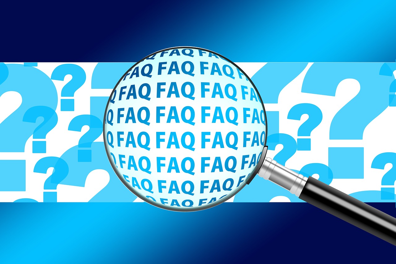 Lupa e ponto de interrogação representando busca por respostas em uma seção de FAQs