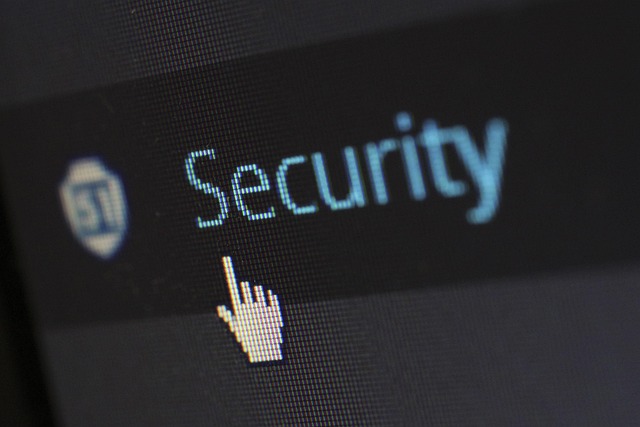 Pessoa escrevendo conteúdo para um guest post em laptop com blog aberto