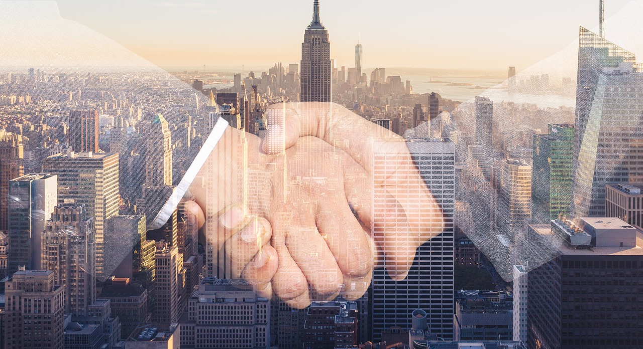 Aperto de mãos representando parceria de link building entre dois sites