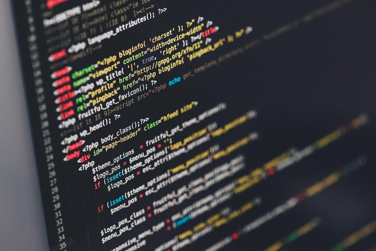 Computador exibindo código de programação representando configuração de metadata tags técnicas
