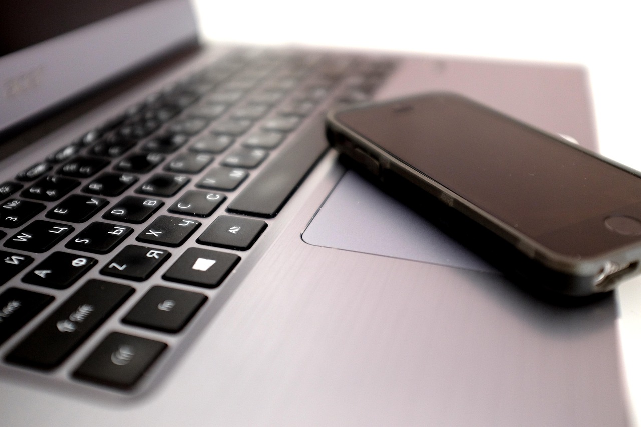 Laptop exibindo análise técnica relacionada ao page speed e performance de site