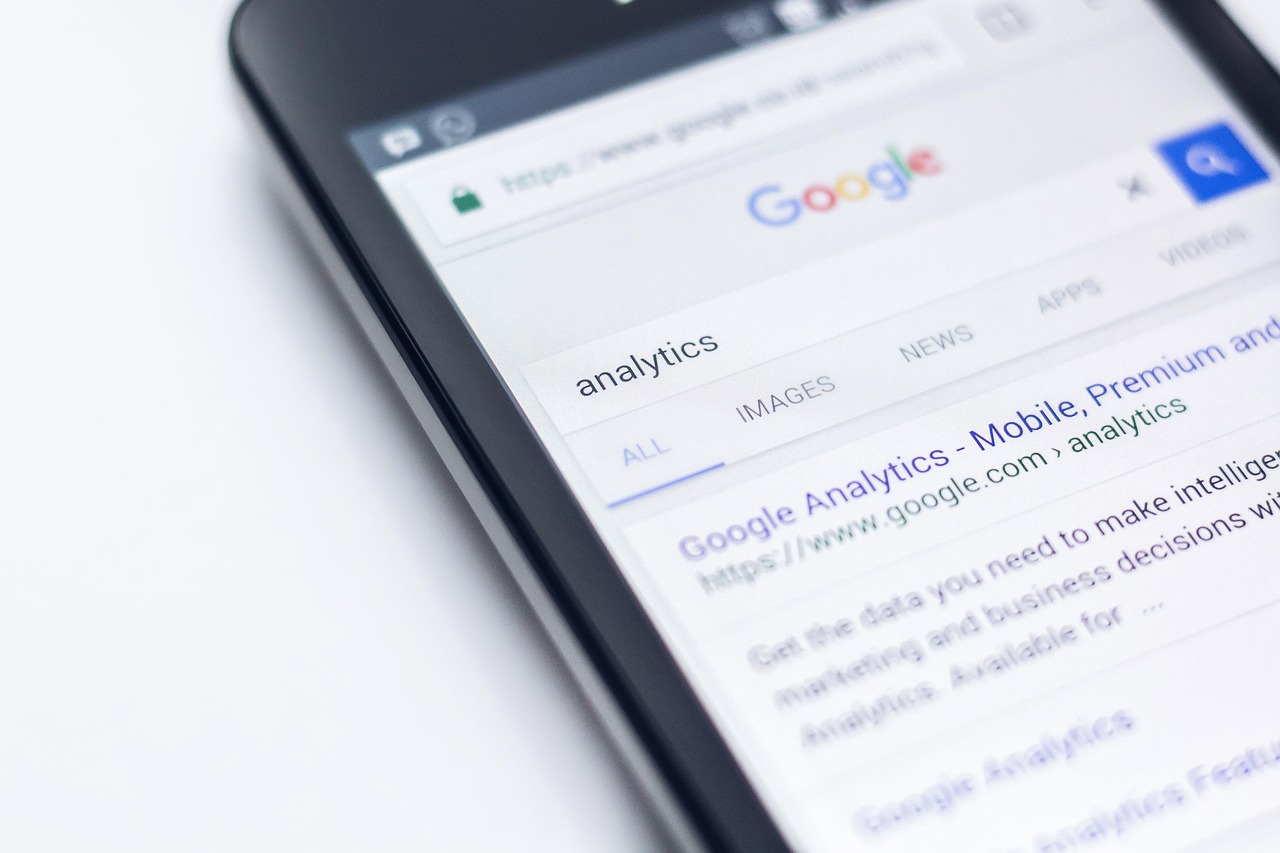 Smartphone exibindo resultados de busca do Google representando uma página indexada