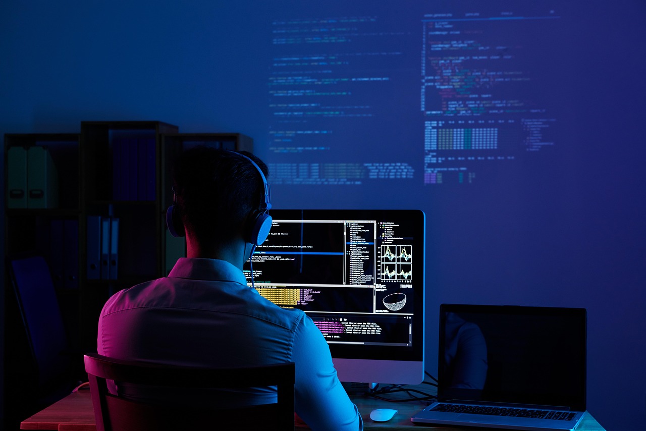 Desenvolvedor de software analisando código relacionado a redirecionamento de link e URL