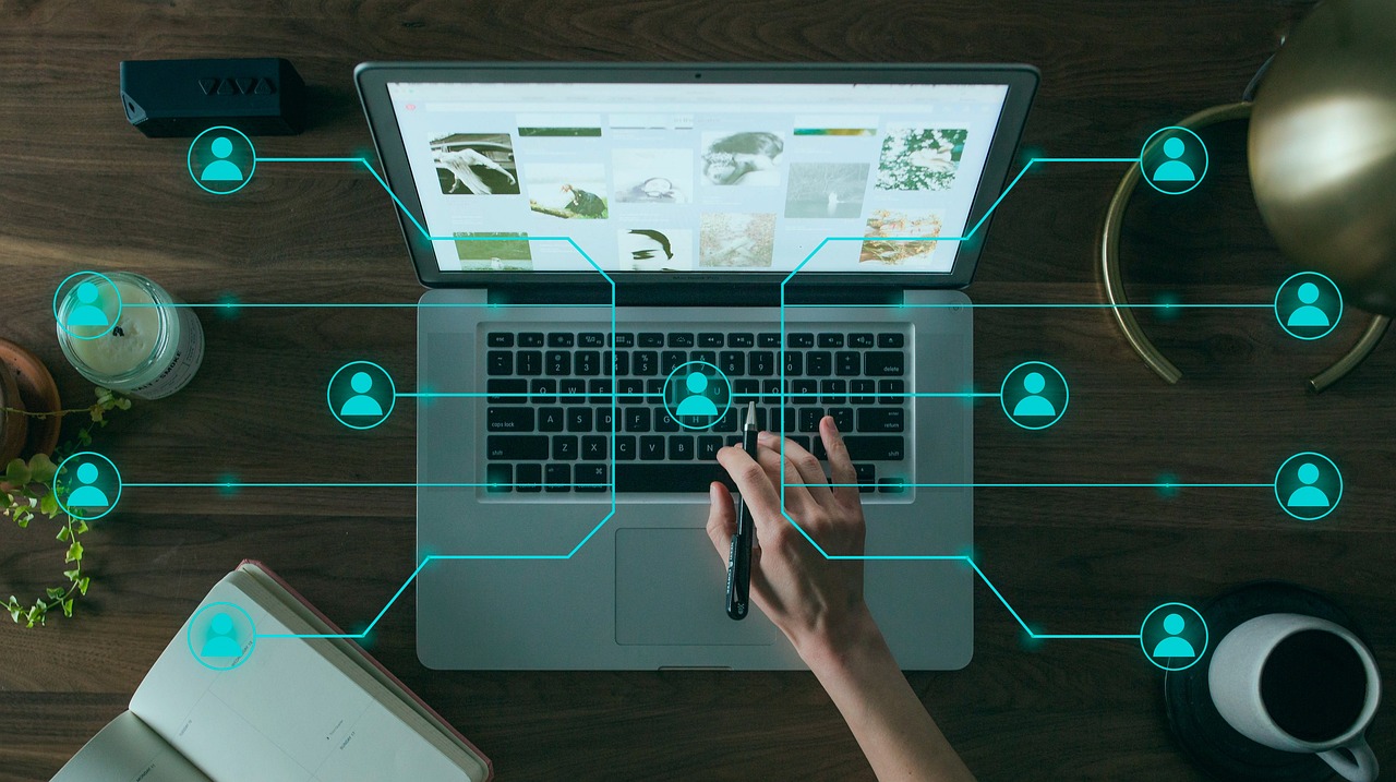 Rede de conexões digitais representando migração de site e redirecionamento de URL em massa