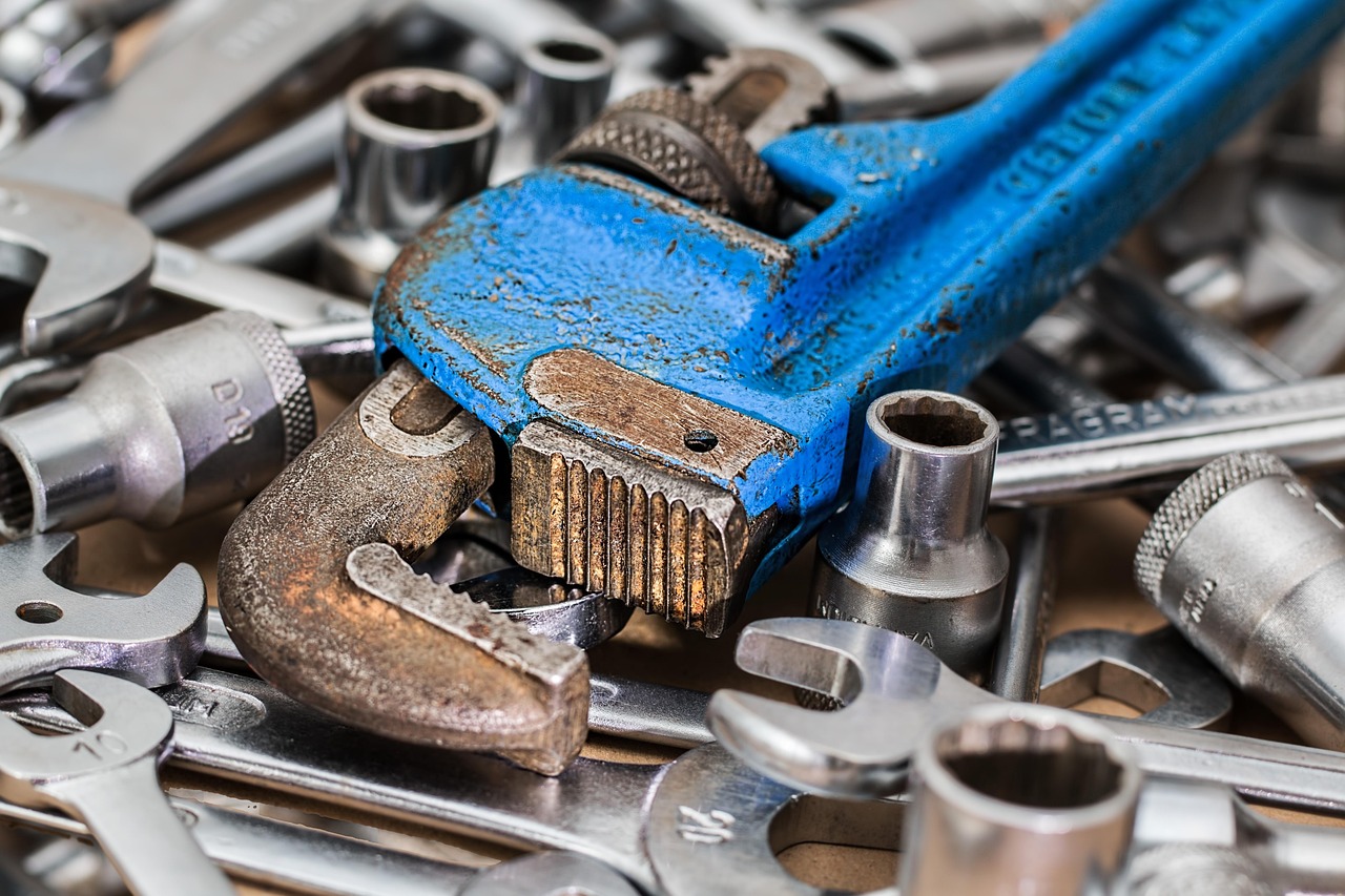Ferramentas de reparo representando como resolver erro 404 e corrigir problemas técnicos
