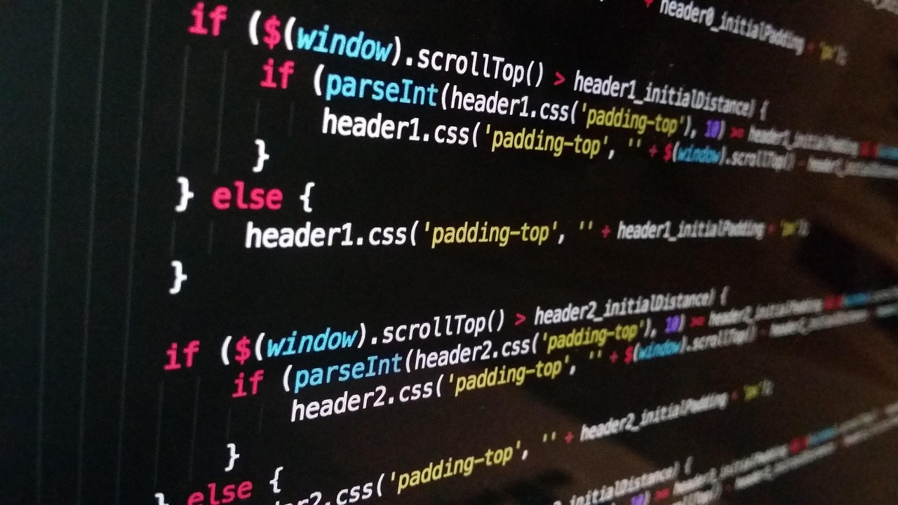 Desenvolvedor escrevendo tag html em editor de código com sintaxe colorida