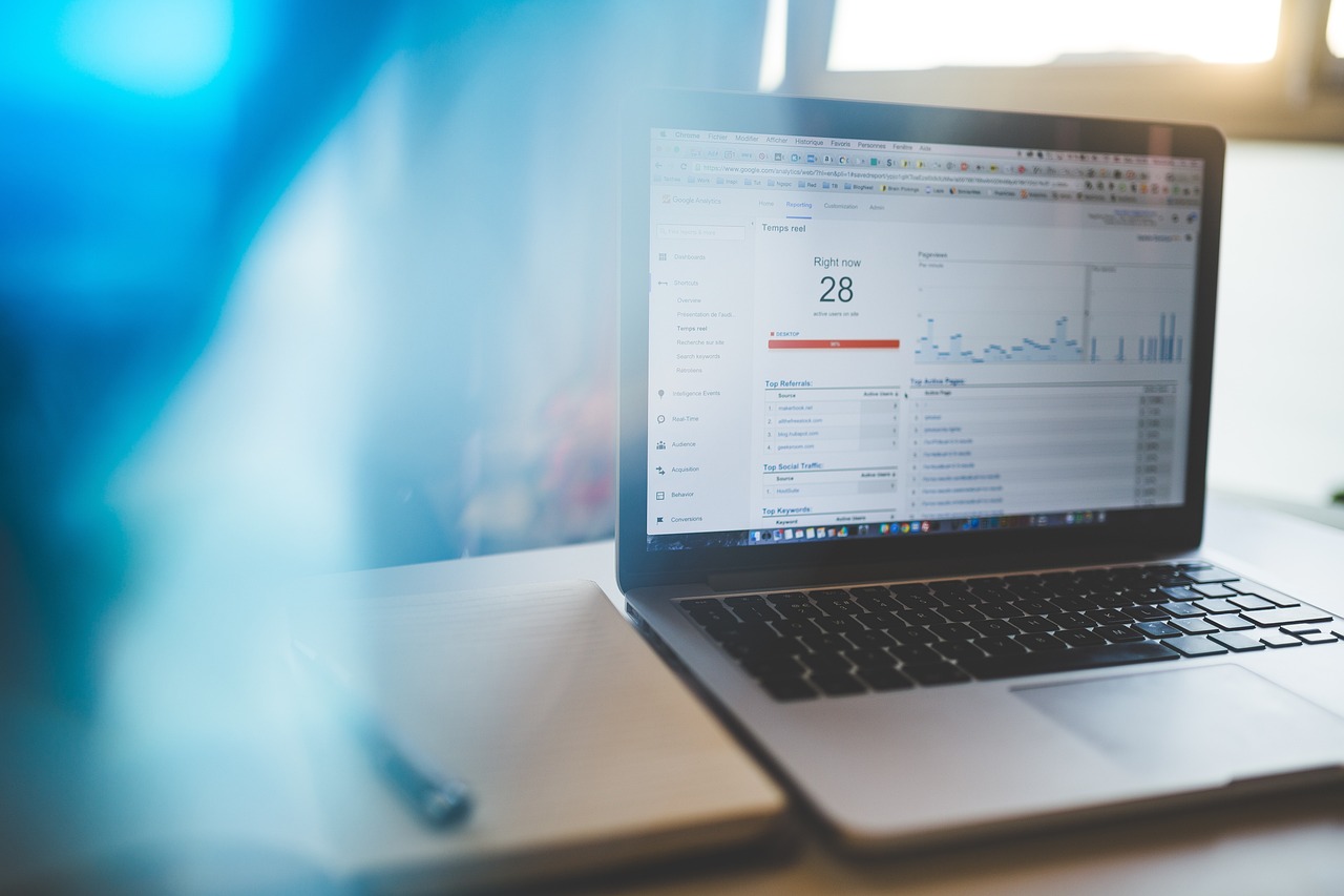 Análise de dados de tráfego orgânico em laptop com gráficos de marketing digital